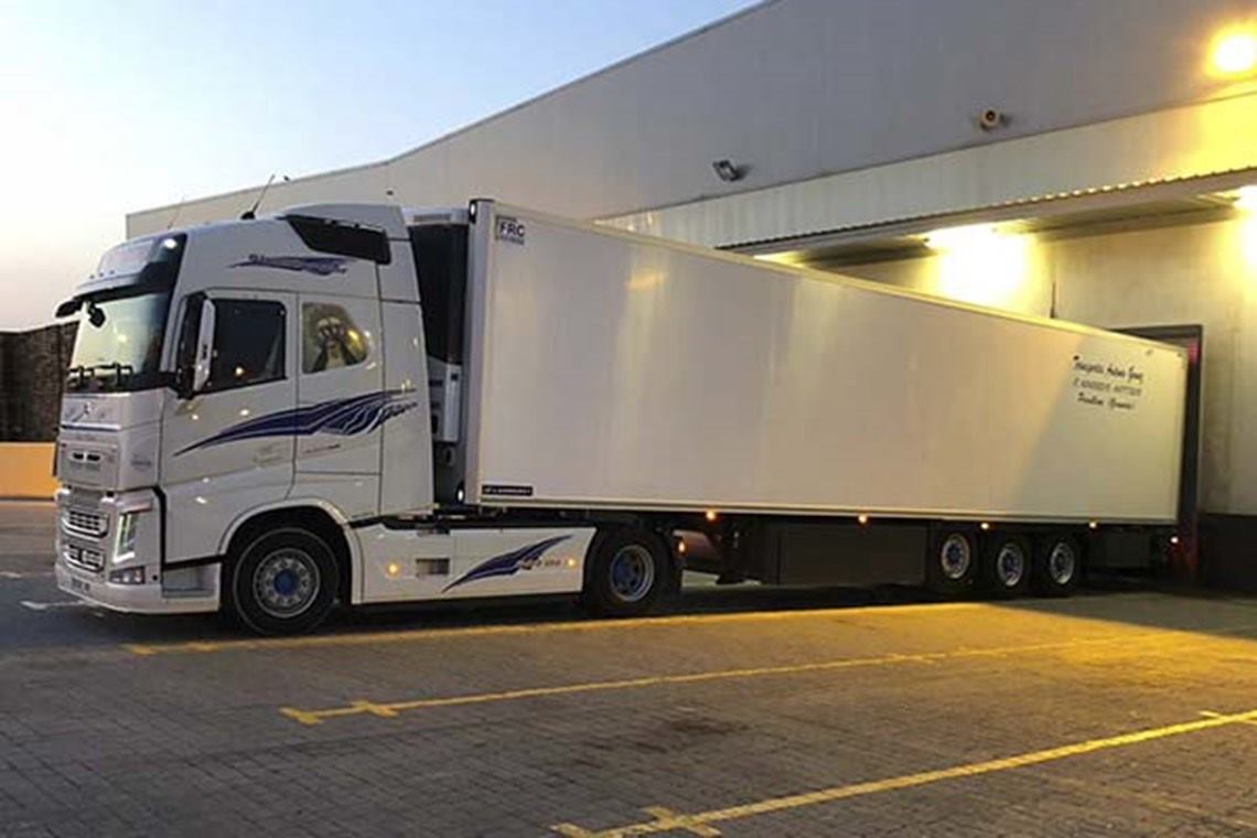 camion estacionado en la calle de noche