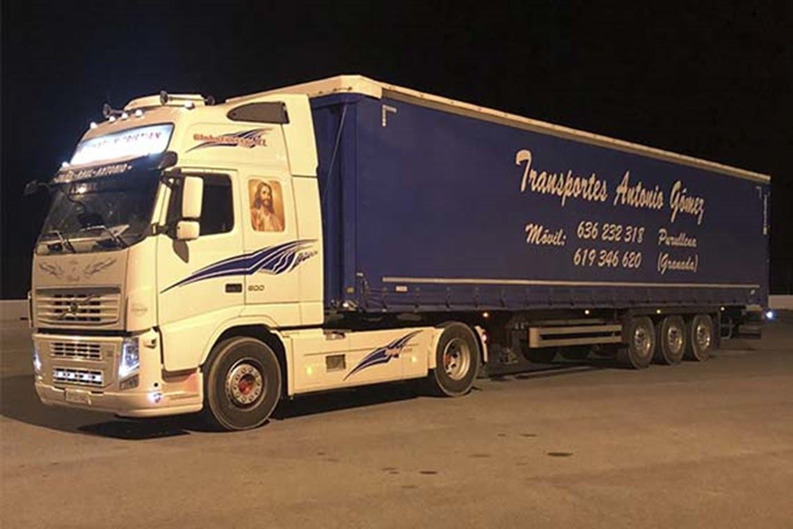 camion en carretera de noche