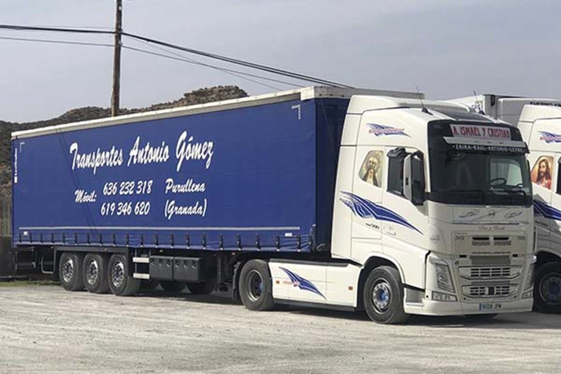 camion en carretera de día